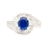 Saphir bleu naturel ovale de 1,14 carat avec diamants ronds et baguette sertis dans une monture en or blanc 18K Bague tourbillonnante