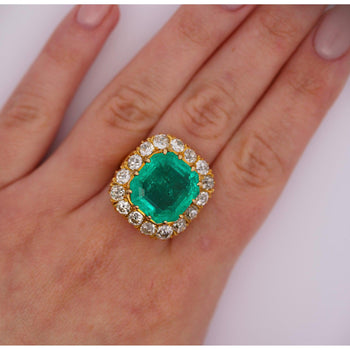 14,51 carats, émeraude colombienne faiblement huilée et diamants taille ancienne en halo, Bague – Assay Jewelers