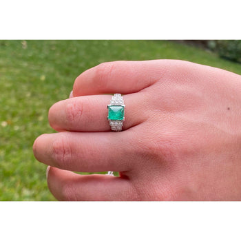 Bague Anciens en platine Art déco de 1935 avec émeraude taille triangle – Assay Jewelers