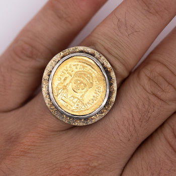 Bague en or 22K avec pièce antique de l’Empire byzantin Justinien I – Assay Jewelers