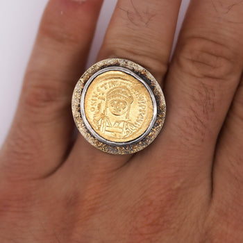 Bague en or 22K sertie d'une pièce antique de l'Empire byzantin JUSTINIEN I – Assay Jewelers