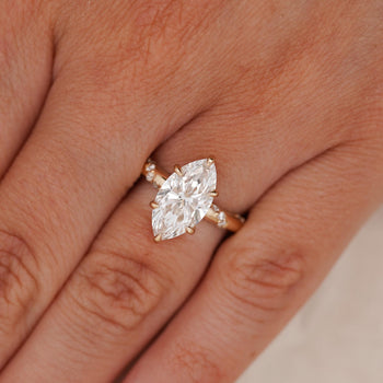 Bague de fiançailles en diamant de laboratoire marquise 3 carats cert. IGI avec pavage et anneau torsadé – Assay Jewelers