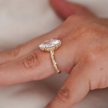 Bague de fiançailles en diamant de laboratoire marquise 3 carats cert. IGI avec pavage et anneau torsadé – Assay Jewelers