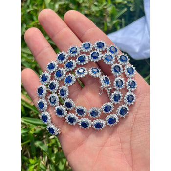 Collier ras-du-cou en or blanc 18K avec saphir bleu taille ovale de 36 carats et diamants – Assay Jewelers