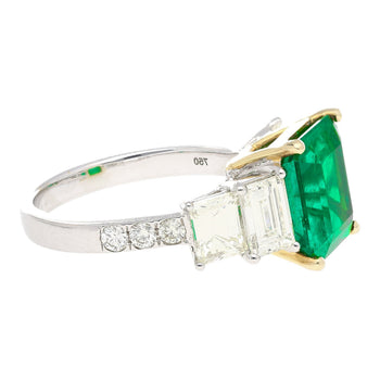 Bague en émeraude colombienne Muzo de 4,26 carats, vert vif, avec diamants latéraux taille émeraude – Assay Jewelers