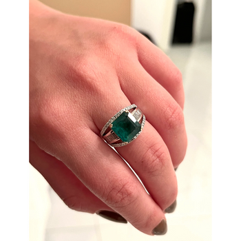 Bague Art déco en or blanc 14 k avec émeraude naturelle de 5 carats et diamants baguette – Assay Jewelers