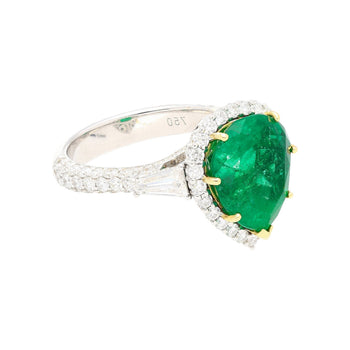 Bague en or 18K avec émeraude colombienne taille poire de 5,12 carats et diamants baguette sur les côtés – Assay Jewelers