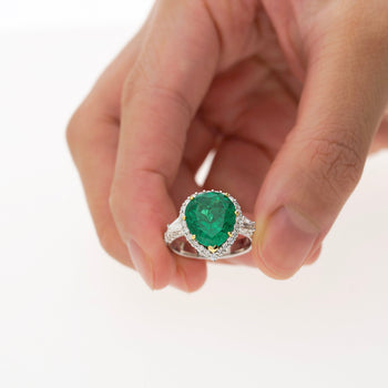 Bague en or 18K avec émeraude colombienne taille poire de 5,12 carats et diamants baguette sur les côtés – Assay Jewelers