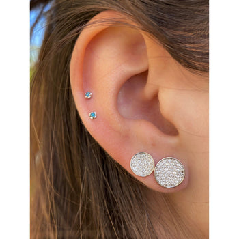 Boucles d'oreilles puces disque à cluster de diamants ronds de 8 mm à 10 mm en or blanc 18k – Assay Jewelers