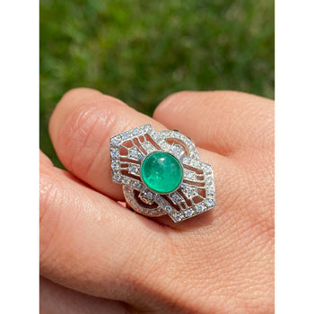 Bague en émeraude naturelle taille cabochon, dans un sertissage Anciens inspiré Art déco en or blanc – Assay Jewelers
