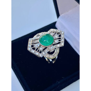 Bague en émeraude naturelle taille cabochon dans un sertissage Art déco d’inspiration Anciens en or blanc – Assay Jewelers