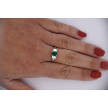 Bague en platine à trois pierres avec émeraude taille carrée et diamant, 1.07 carat – Assay Jewelers
