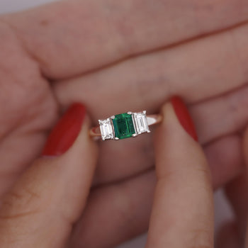 Bague en platine à trois pierres avec émeraude taille carrée et diamant, 1.07 carat – Assay Jewelers