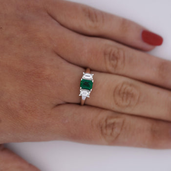 Bague en platine à trois pierres avec émeraude taille carrée et diamant, 1.07 carat – Assay Jewelers