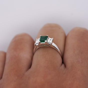 Bague en platine à trois pierres avec émeraude taille carrée et diamant, 1.07 carat – Assay Jewelers