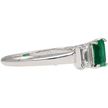 Bague en platine à trois pierres avec émeraude taille carrée et diamant, 1.07 carat – Assay Jewelers