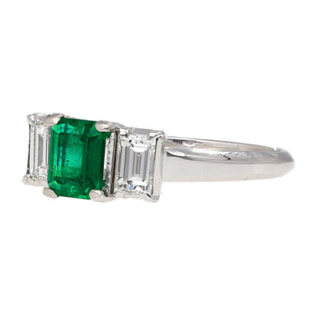 Bague en platine à trois pierres avec émeraude taille carrée et diamant, 1.07 carat – Assay Jewelers