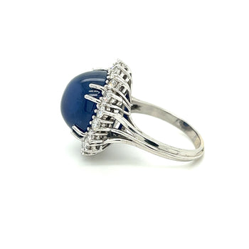 Bague halo en platine avec saphir bleu cabochon 25 carats et diamants, certifiée GIA – Assay Jewelers