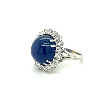 Bague halo en platine sertie d’un saphir bleu cabochon de 25 carats et de diamants, certifiée GIA – Assay Jewelers