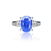 Anciens Bague ovale taillée en saphir bleu naturel monté sur une bague en platine