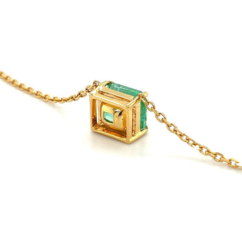alt
Collana collegante flottante in oro 18K con smeraldo colombiano da 4,38 carati certificato GIA – Assay Jewelers