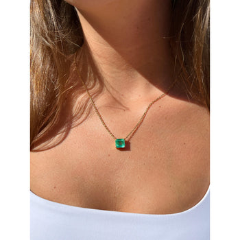 alt
Collana collegante flottante in oro 18K con smeraldo colombiano da 4,38 carati certificato GIA – Assay Jewelers