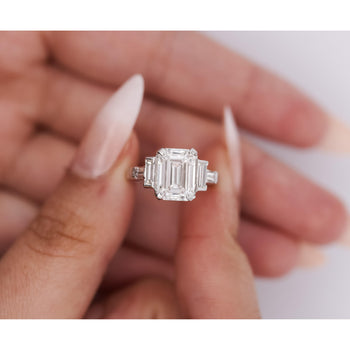 Diamant de laboratoire taille émeraude certifié GIA de 4,51 carats dans une Bague Anciens en platine – Assay Jewelers