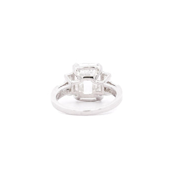 Diamant de laboratoire taille émeraude 4,51 carat certifié GIA, dans une Bague de style Anciens en platine – Assay Jewelers
