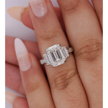 Diamant de laboratoire taille émeraude de 4,51 carats certifié GIA dans une Bague Anciens en platine – Assay Jewelers