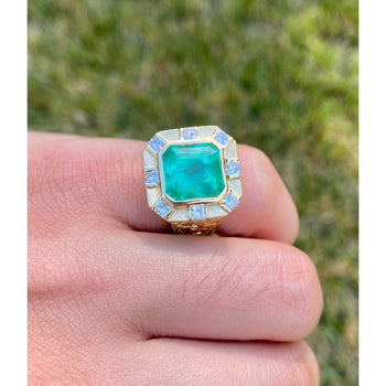 Bague unisexe en or texturé, avec émeraude colombienne de 5 carats certifiée GIA – Assay Jewelers
