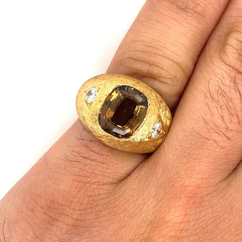 Bague homme en chrysobéryl brun taille Coussin certifiée GIA, finition or mate texturée et pierres latérales en diamant – Assay Jewelers
