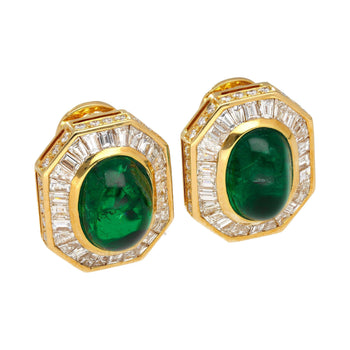 Mouawad Boucles d'oreilles à clip halo en diamants baguette et émeraudes cabochon vives – Assay Jewelers