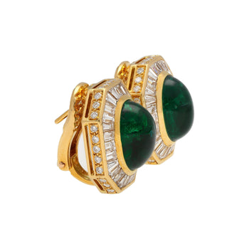 Boucles d'oreilles à clip Mouawad en émeraudes cabochon éclatantes et halo de diamants baguette signées – Assay Jewelers