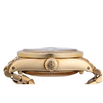 Montre Rolex Datejust 6917 26 mm en or 18K, bracelet President, lunette diamantée, cadran noir – Assay Jewelers