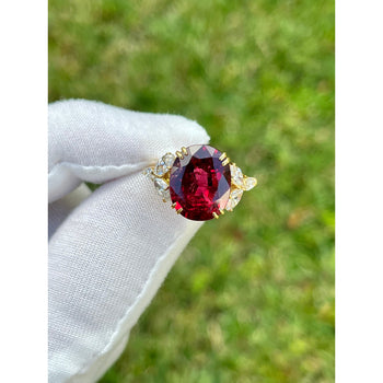 Bague Van Cleef & Arpels en or jaune 18k avec rubis ovale non chauffé de 8,85 carats – Assay Jewelers