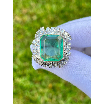 Bague Anciens en palladium, avec émeraude colombienne 12 carats et halo de diamants – Assay Jewelers