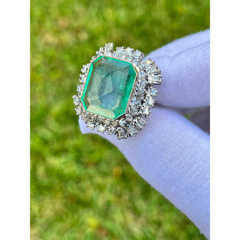 Anciens Bague halo en émeraude colombienne 12 carats et diamants, en palladium – Assay Jewelers