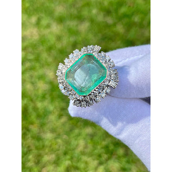 Bague Anciens halo en palladium avec émeraude colombienne de 12 carats et diamants – Assay Jewelers