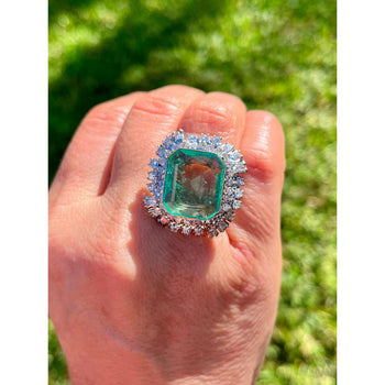 Bague halo Anciens en émeraude colombienne 12 carats et diamants, en palladium – Assay Jewelers