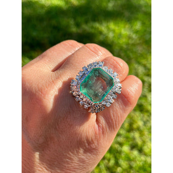 Bague Anciens halo en émeraude colombienne 12 carats et diamants, sertie en palladium – Assay Jewelers